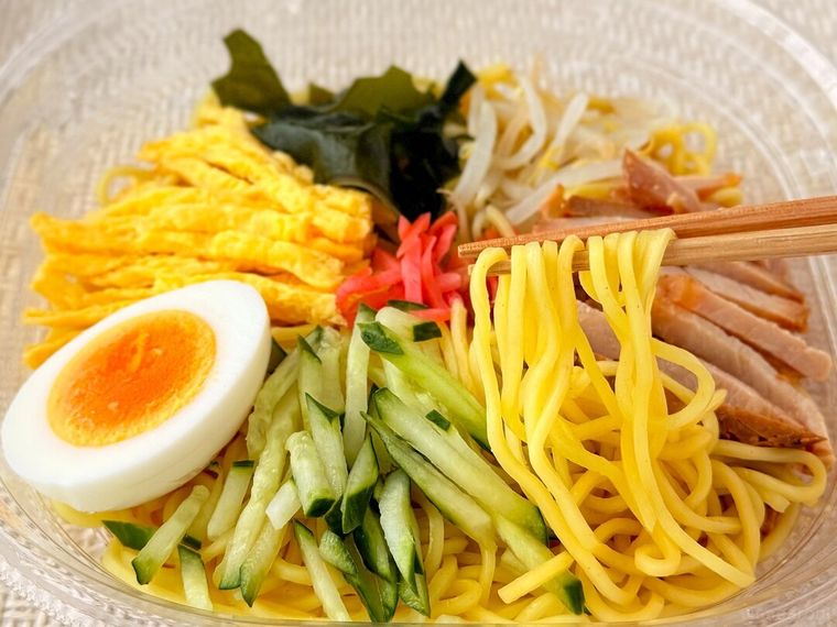 冷し中華の麺を箸で持っている様子