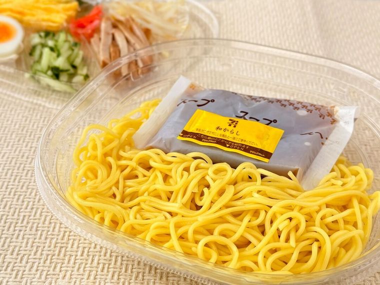 麺の上にタレや辛子がのっている様子