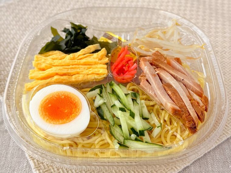 冷し中華の蓋を開けた様子