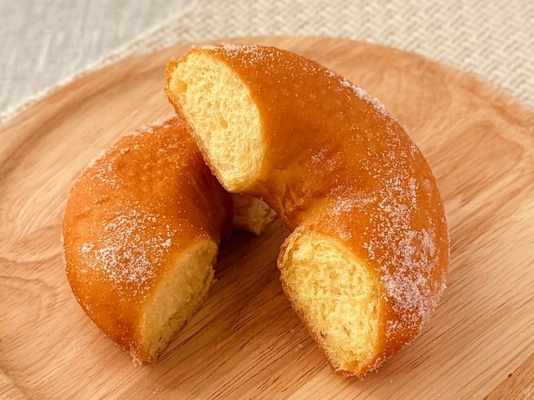 お店で揚げたシュガードーナツの断面