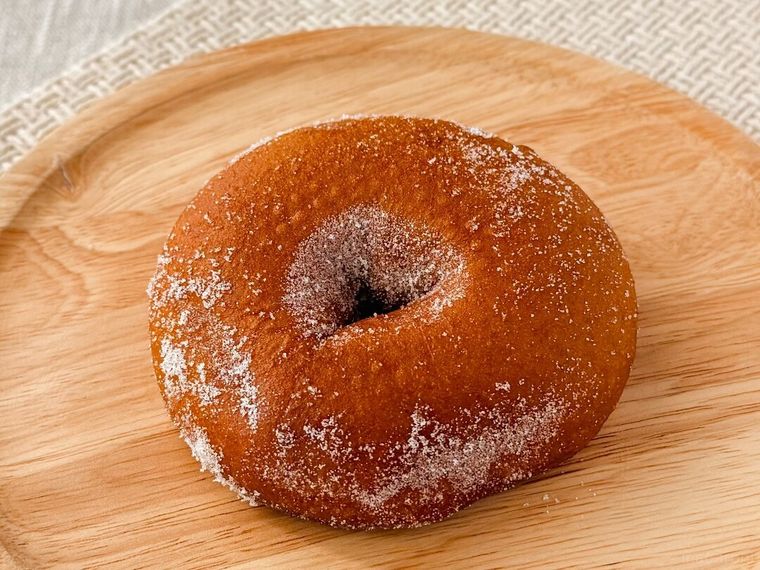 木皿にのったお店で揚げたメープルドーナツ