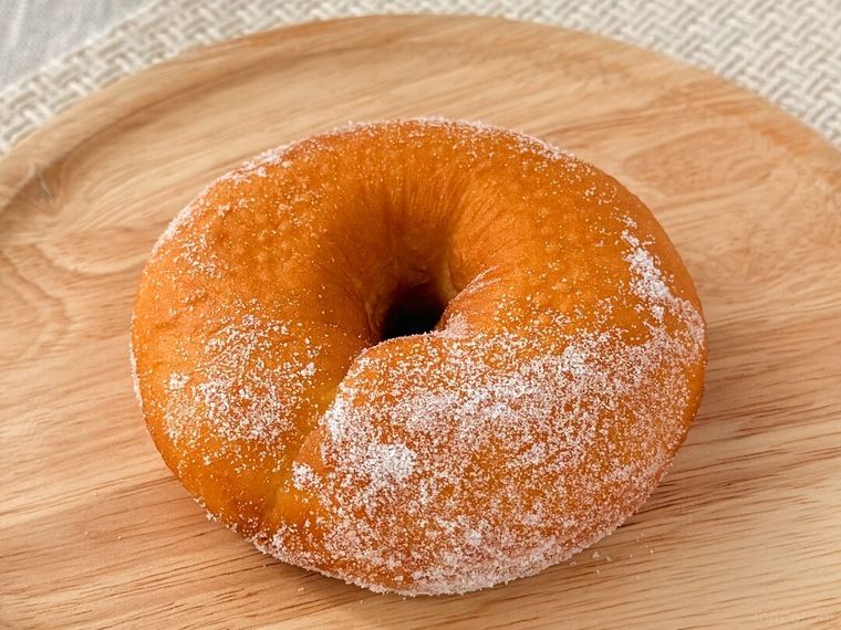 木皿にのったお店で揚げたシュガードーナツ