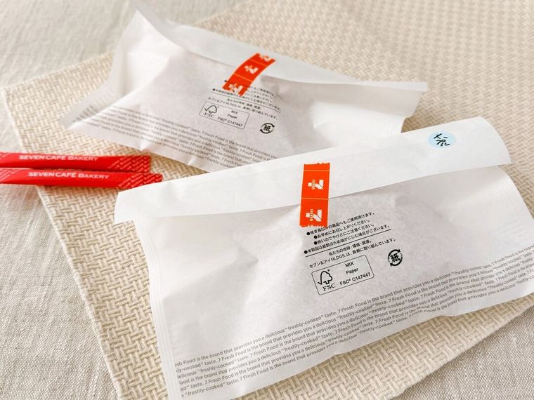 袋に入った2種類のお店で揚げたドーナツが並んでいる様子