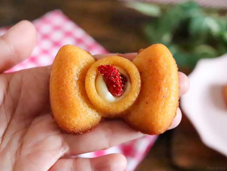 オードリーのいちごバターを手のひらにのせている