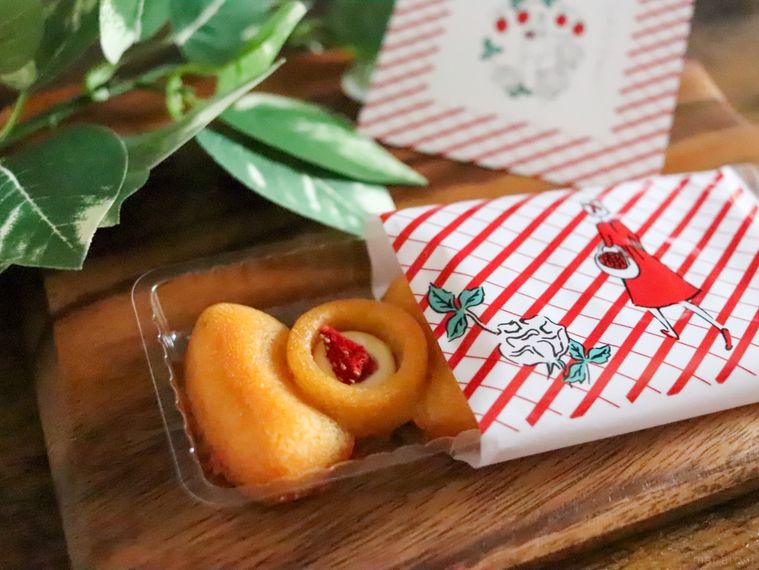 付属のメッセージカードと葉っぱを背景に、個包装からいちごバターが半分出ている様子