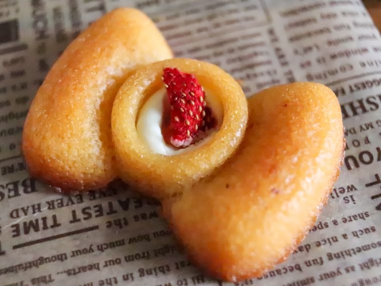 ワックスペーパーにのったオードリーのいちごバター