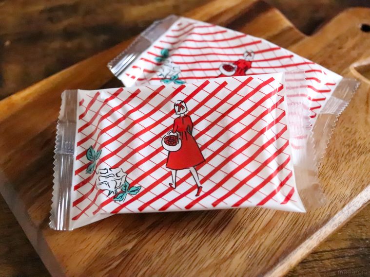 木製トレーの上にオードリーのいちごバターの包装を2枚並べている