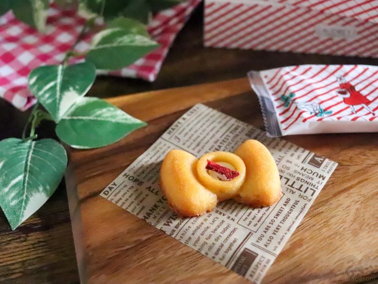 木製トレーの上にワックスペーパーを敷いたオードリーのいちごバターが置かれている