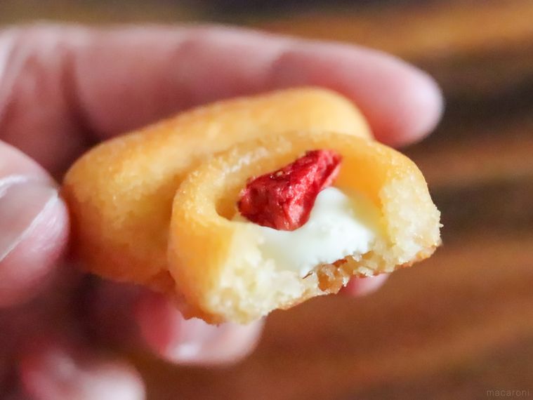 半分に割ったオードリーのいちごバターを手で持って断面を見せている