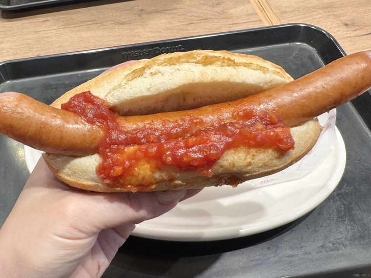 ミスタードーナツのホットドッグを手で持っている様子