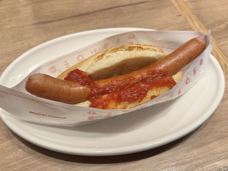皿にのっているミスタードーナツのホットドッグ