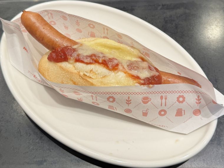 皿にのっているミスタードーナツのチーズドッグ