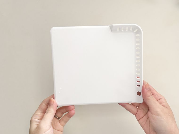 セリアちょい切りまな板を持っている様子