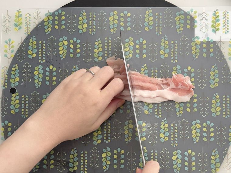 セリアまな板シートを敷いて肉を切っている様子