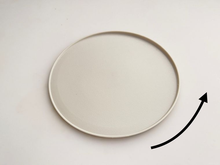 セリアお皿として使えるまな板の傾斜を表した画像