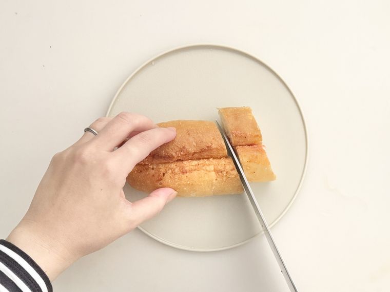 セリアお皿として使えるまな板でパンを切っている様子