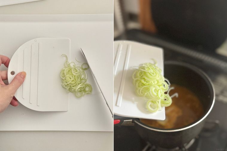 セリア万能タイプのスクレーパーで切った野菜を集め鍋に入れている様子