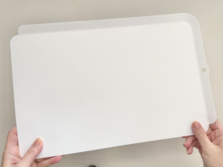 セリアなるほど清潔まな板を持っている様子