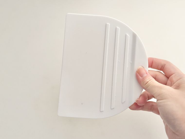 セリア万能タイプのスクレーパーを手で持っている様子