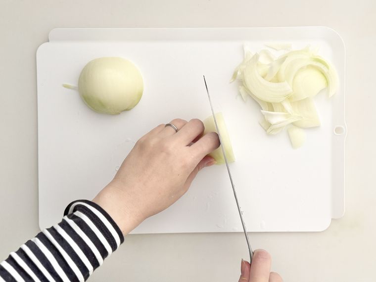 セリアなるほど清潔まな板で玉ねぎを切っている様子