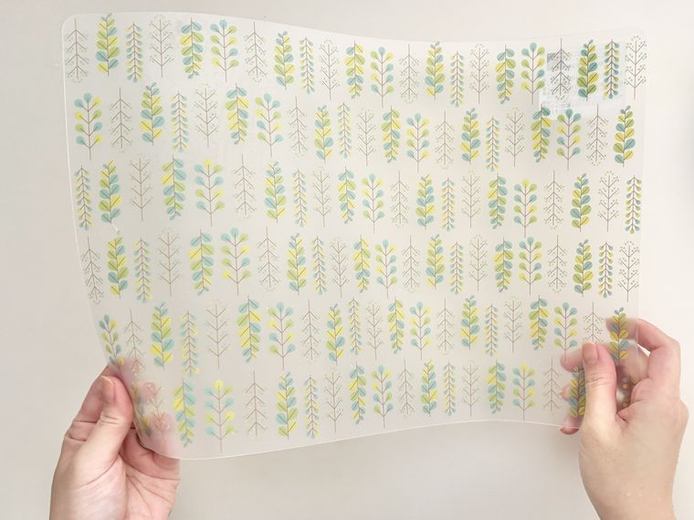 セリアまな板シートを軽く曲げている様子