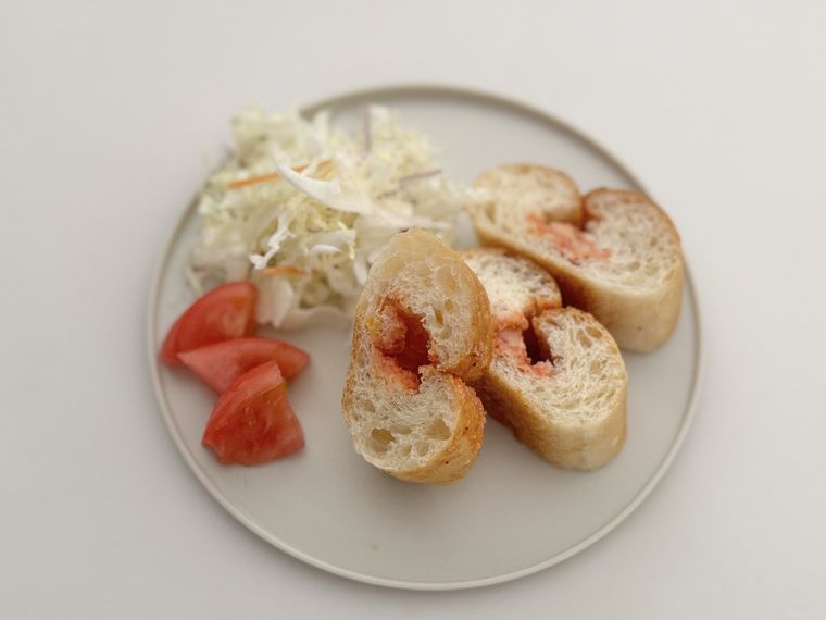 パンやサラダを盛り付けたセリアお皿として使えるまな板