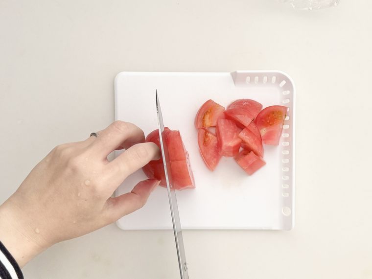 セリアちょい切りまな板でトマトを切っている様子