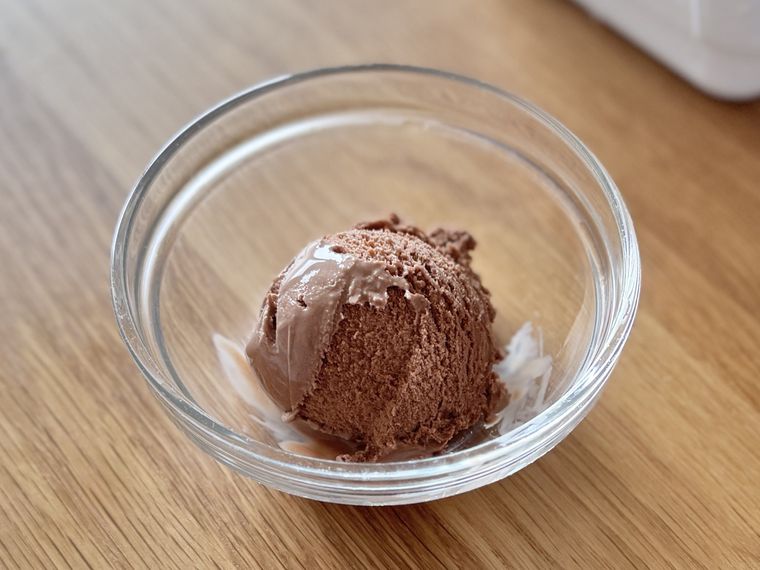 キャンドゥステンレスアイスクリームディッシャーで盛り付けたアイス