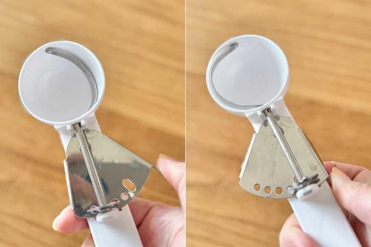 セリアアイスクリームディッシャー ホワイトのハンドルを握っている様子