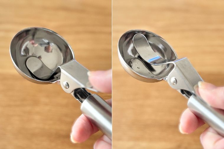 キャンドゥステンレスアイスクリームディッシャーのハンドルをプッシュしている様子