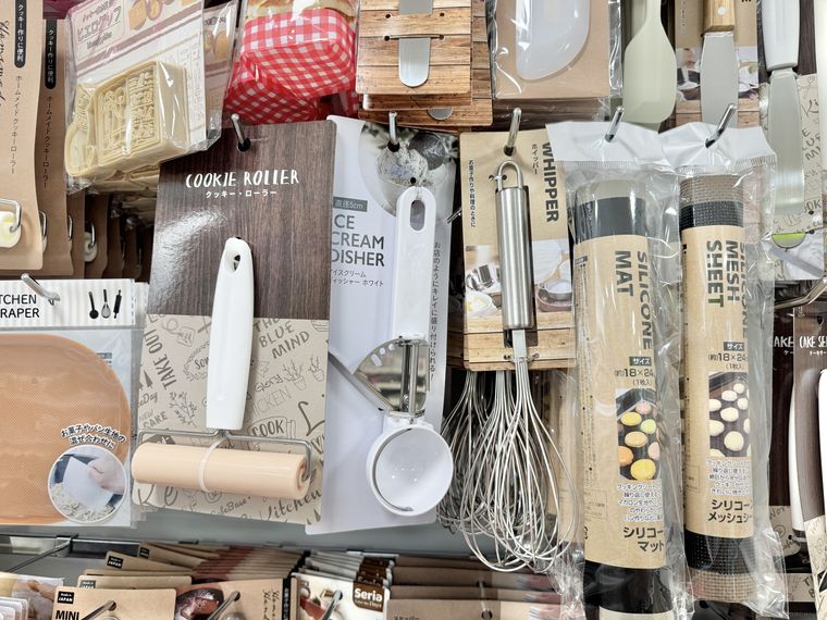 セリア店頭にアイスクリームディッシャーが並ぶ様子