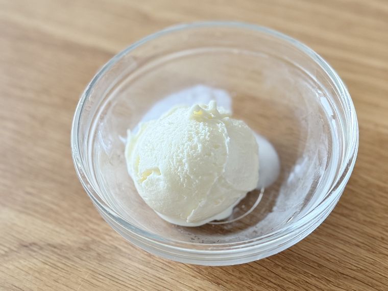 セリアアイスクリームディッシャー ホワイトですくったバニラアイス