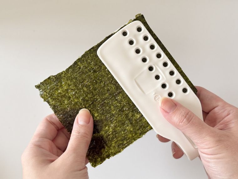 ダイソー穴あけ海苔パンチで海苔に穴を開けている様子