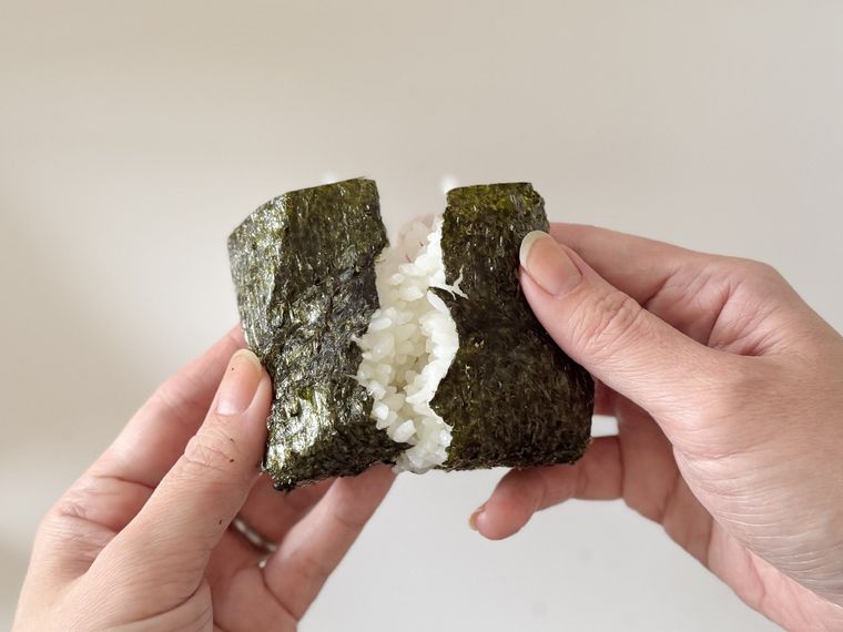 穴あけ海苔パンチで穴を開けたのりで包んだおにぎり