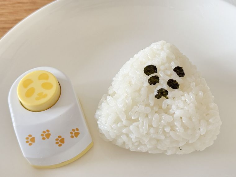 ダイソーのり用パンチ アニマルでくり抜いたパンダのおにぎり
