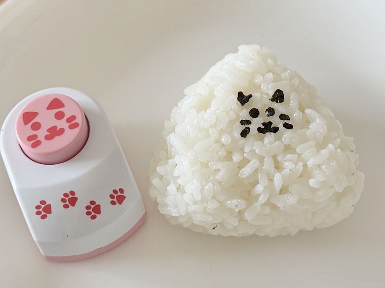 ダイソーのり用パンチ アニマルでくり抜いた猫のおにぎり