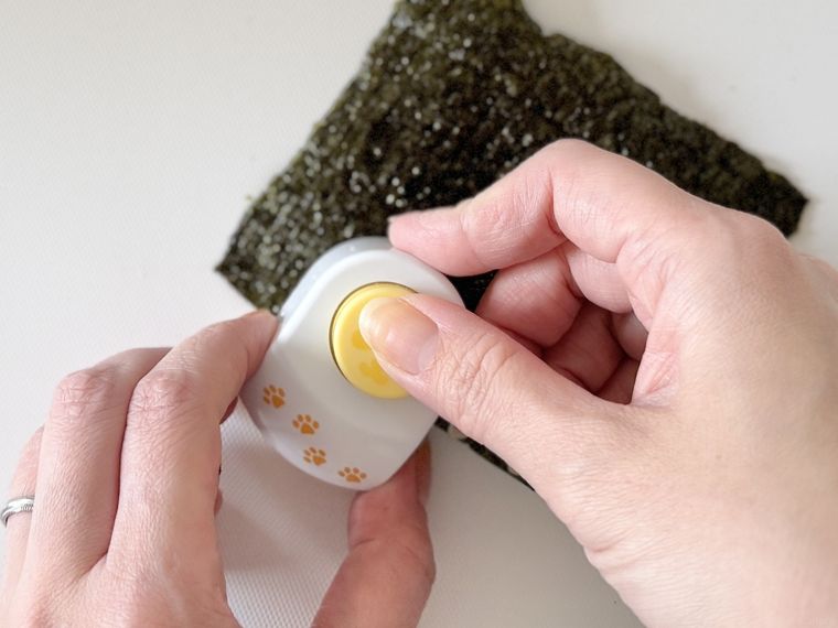 ダイソーのり用パンチ アニマルで海苔をくり抜いている様子