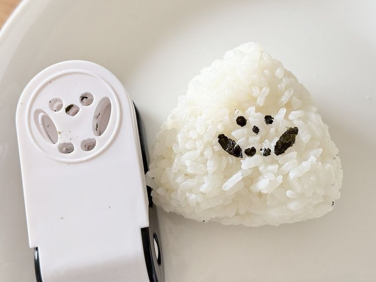 キャンドゥのりパッチン シマエナガでくり抜いたおにぎり