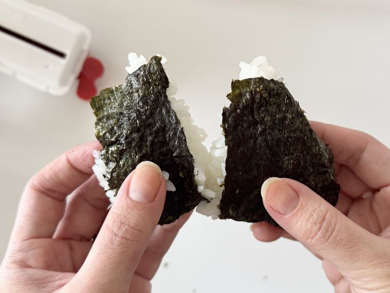 くるっとポン くるくる海苔パンチで穴を開けたのりで包んだおにぎり