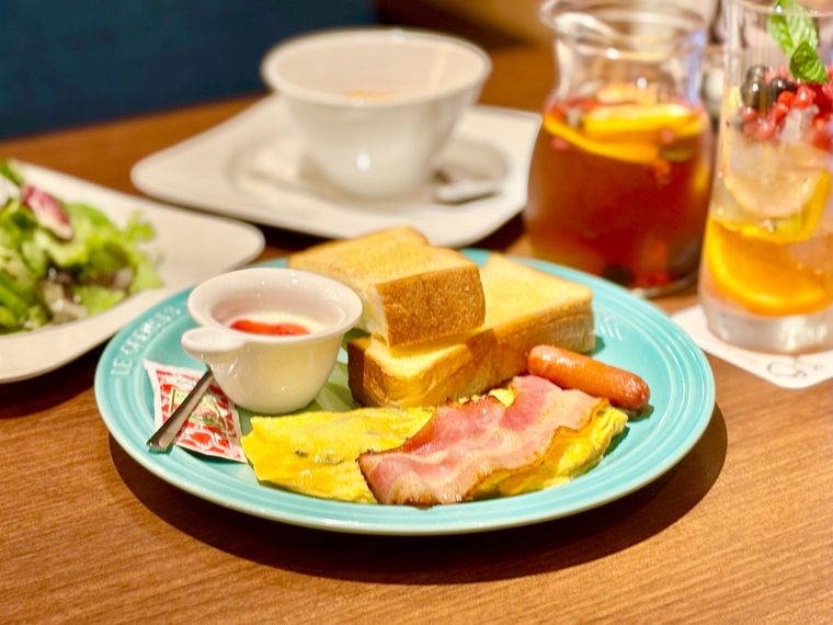 むさしの森珈琲のオムレツモーニング（ほうれん草＆チーズ）オマール海老のビスク＆サラダ付き（寄り）
