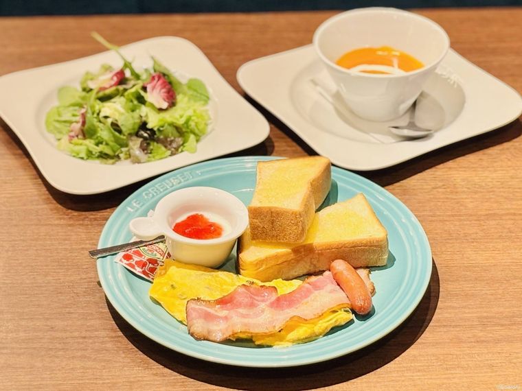 むさしの森珈琲のオムレツモーニングほうれん草チーズオマール海老のビスクサラダ付き