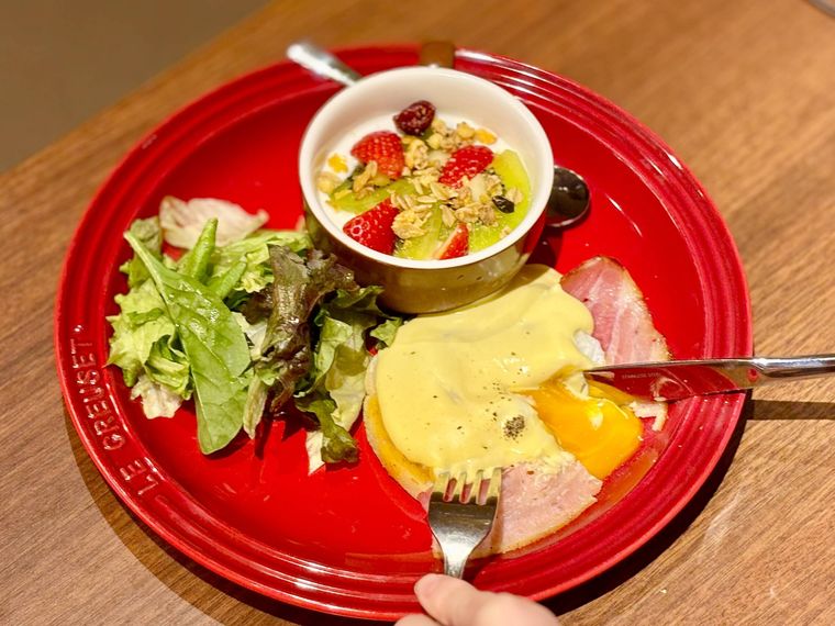 むさしの森珈琲のエッグベネディクト＆フルーツヨーグルト（寄り）