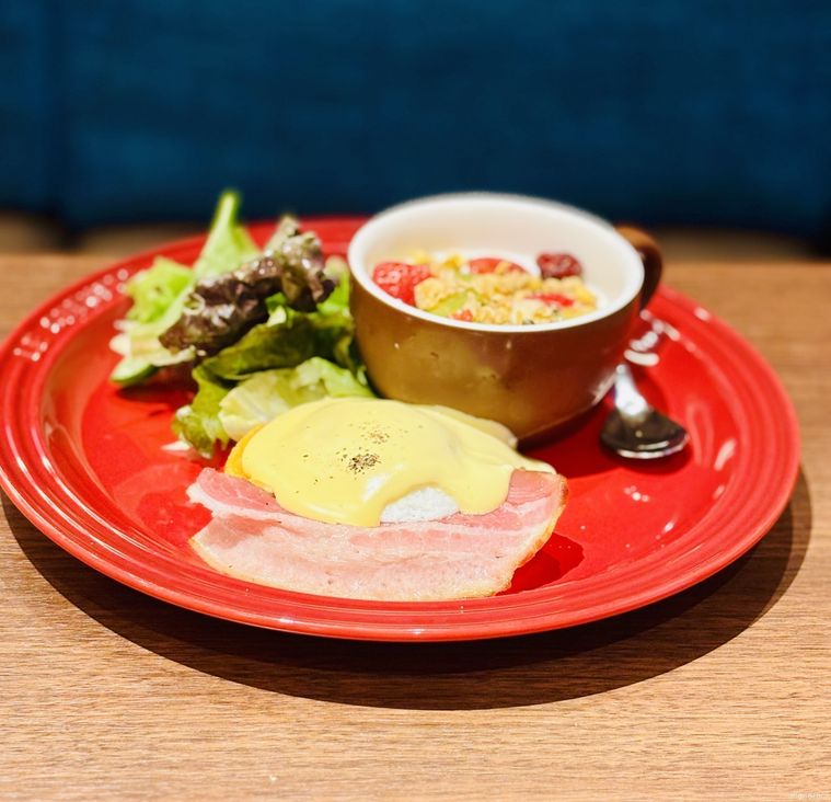 むさしの森珈琲のエッグベネディクト＆フルーツヨーグルト