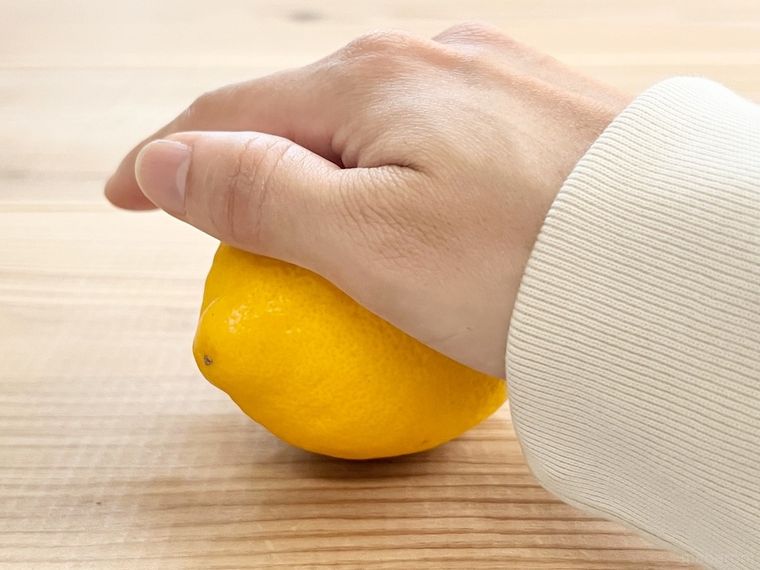 レモンを転がしている様子