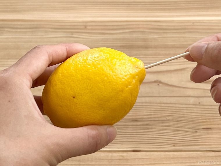 レモンに爪楊枝で穴を開けている様子