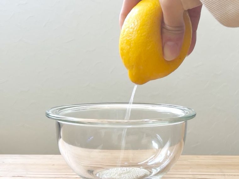 レモンを搾っている様子