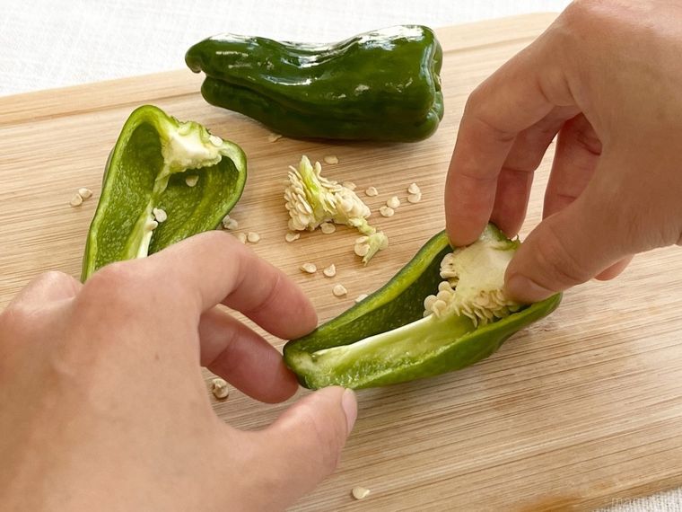 ピーマンの種を取っている様子
