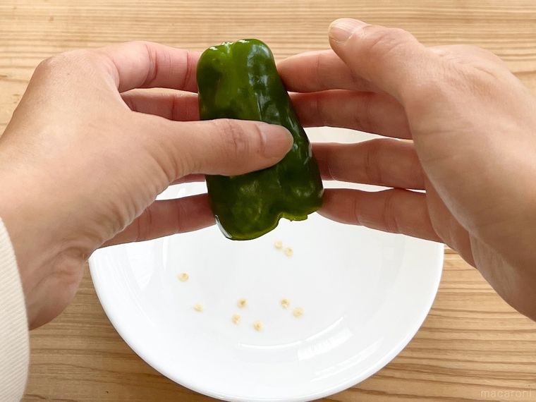 ピーマンの種を取っている様子