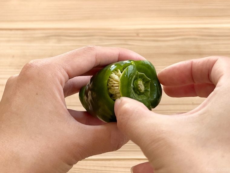 ピーマンの種を引っ張り出している様子