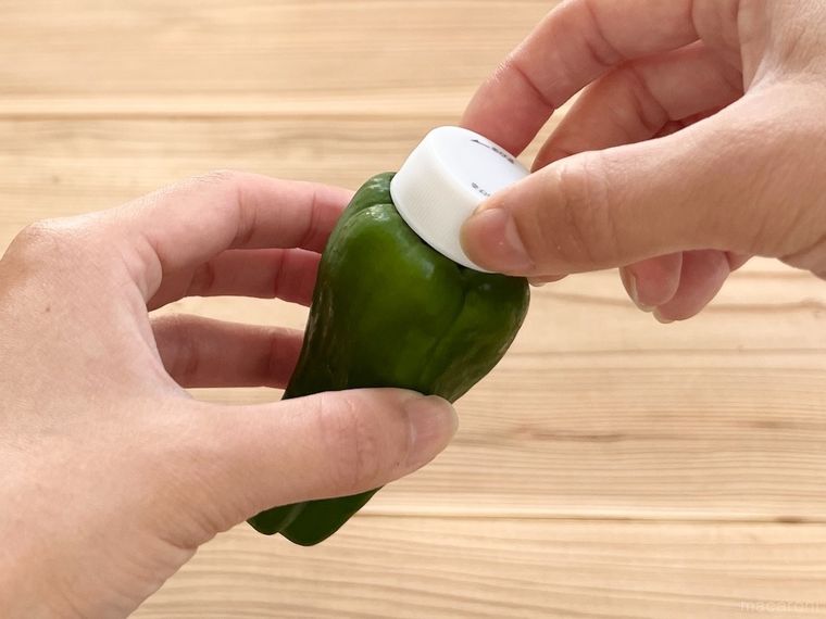 ピーマンのヘタにペットボトルのキャップを当てている様子